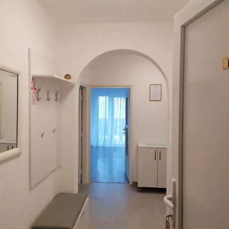 Apartment Crown Rd *